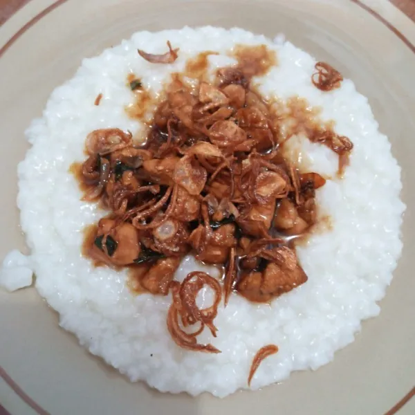 Sajikan bubur di piring saji, tambahkan toping ayam kecap dan bawang goreng