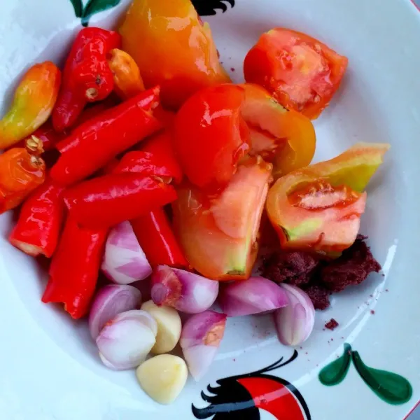 Potong kasar tomat, cabai dan bawang