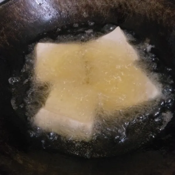 Goreng tahu sampai kering dan keemasan, tiriskan