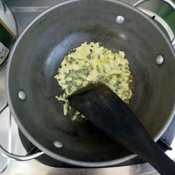 Panaskan margarin, kemudian tumis bawang putih