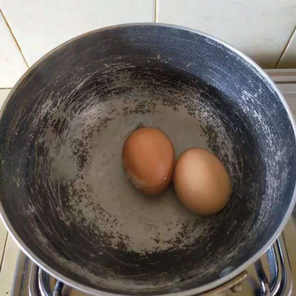 Rebus 2 butir telur di air mendidih selama 5,5 menit
