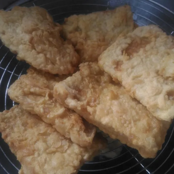 Goreng tempe hingga kecoklatan, angkat dan tiriskan