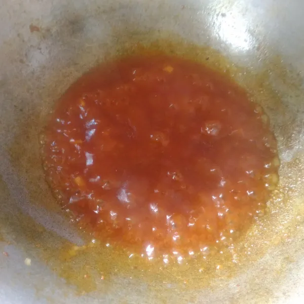 Tumis bawang merah dan bawang putih hingga harum dan matang lalu tambahkan air kemudian masukkan semua saus, kecap, lada bubuk, garam dan gula aduk rata dan tes rasa. Setelah dirasa pas masukkan larutan maizena masak hingga meletup-letup. Matikan api