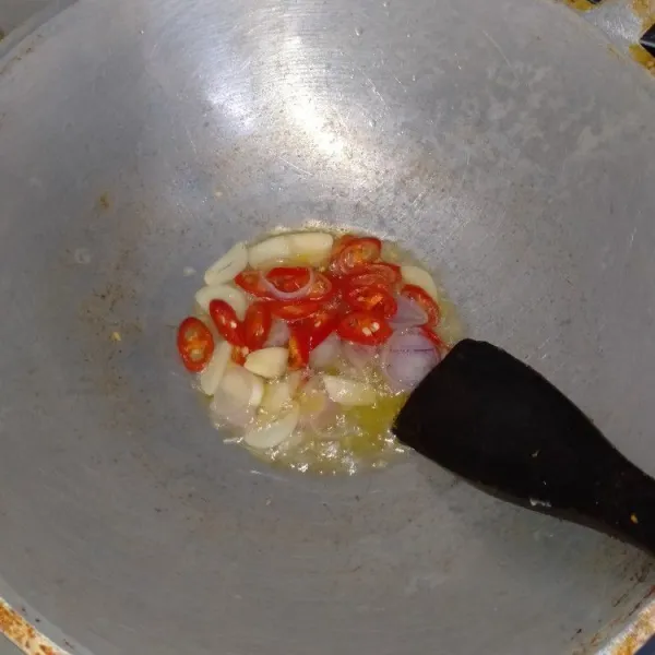 panaskan minyak tumis cabai merah bawan merah bawang putih bawang merah dan cabai sampai harum