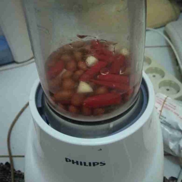 haluskan kacang tanah, bawang putih dan cabai merah dengan 100 ml air.