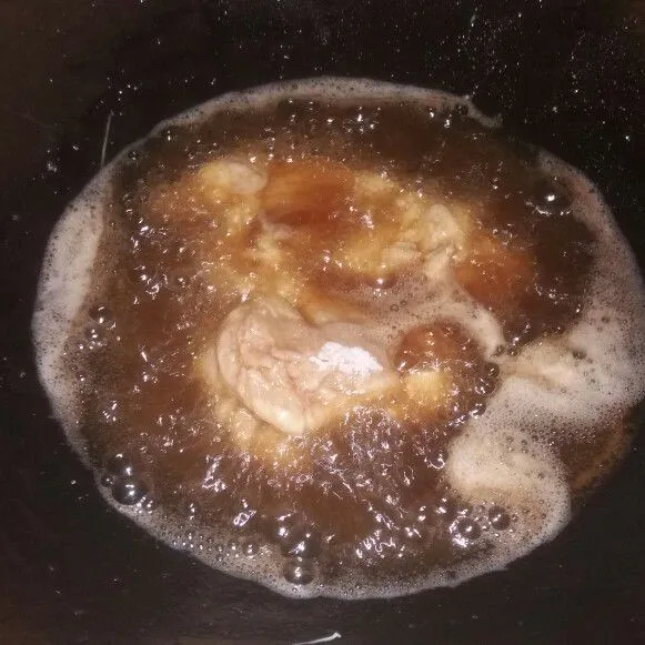 Selanjutnya gorrng ayam hingga matang kecokatan, lalu tiriskan