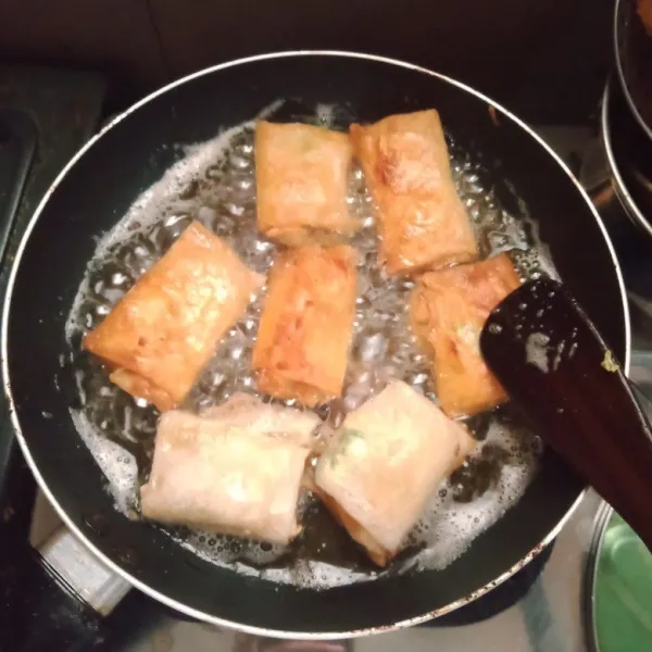 Goreng hingga kulit lumpia kering merata.