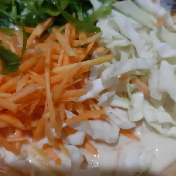 Masukkan sayur yang sudah dipotong-potong tadi. Aduk rata