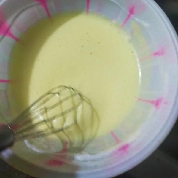 Masukkan kuning telur dan penyedap rasa, lalu aduk sampai berwarna kuning merata