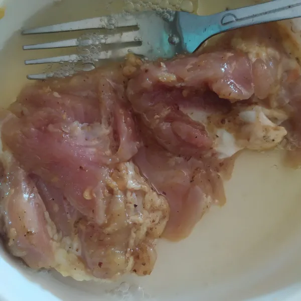 Panaskan minyak cukup banyak. Gulingkan daging ke dalam putih telur yang sudah dikocok