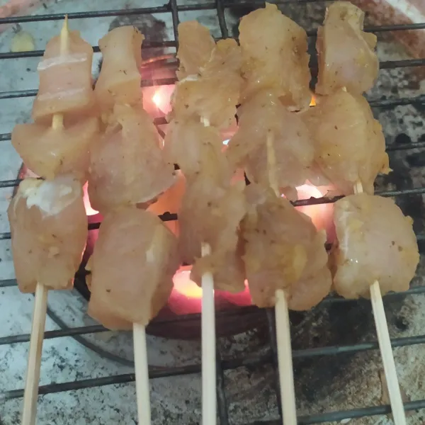 Siapkan alat bakar, taruh sate di atasnya