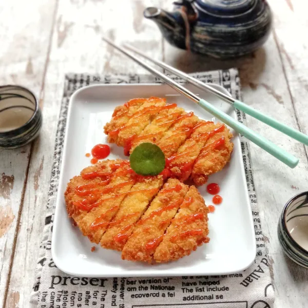 Untuk penyajian potong-potong tahu lalu semprotkan saus sambal di atasnya. Siap disajikan