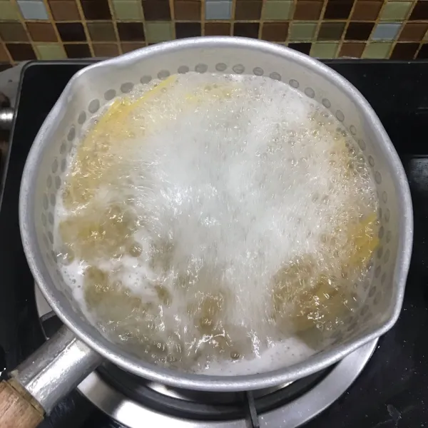 Masukan 1 sdt garam ke dalam air mendidih. Rebus spaghetti sampai hampir al dente (kurang lebih 7 menit, kurangi 2 menit dari waktu yang dianjurkan di box instruksi). Tiriskan. Simpan air pasta.