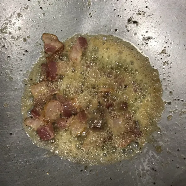 Lelehkan 2 sdm unsalted butter di panci dengan api medium. Masukan bacon dan lada hitam. Tumis hingga matang.