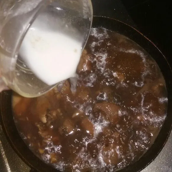 Lalu tuang larutan maizena. Aduk-aduk, masak hingga saus mengental