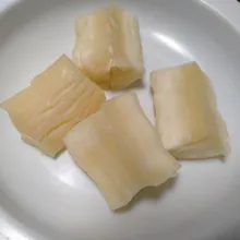 Kukus singkong terlebih dulu hingga matang empuk