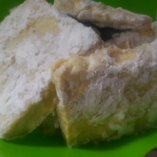 Balurkan tempe ke bahan kering, lalu celupkan kedalam telur kemudian balurkan lagi kedalam bahan kering. Lakukan hingga semua selesai. Simpan kedalam kulkas supaya tepung menempel sempurna