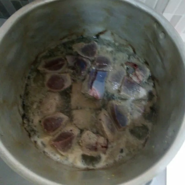 potong dan ungkep hati sampai air menyusut