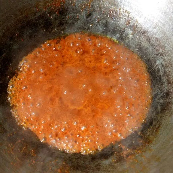 Panaskan minyak goreng, lalu tumis bumbu halus, aduk hingga beraroma.