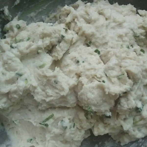 aduk rata hingga membentuk pasta.