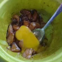 Setelah dimarinasi 30 menit, masukkan telur ke ayam, ratakan