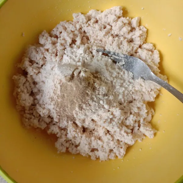 Hancurkan tahu. lalu campur dengan tepung bumbu, garam dan lada. Aduk rata