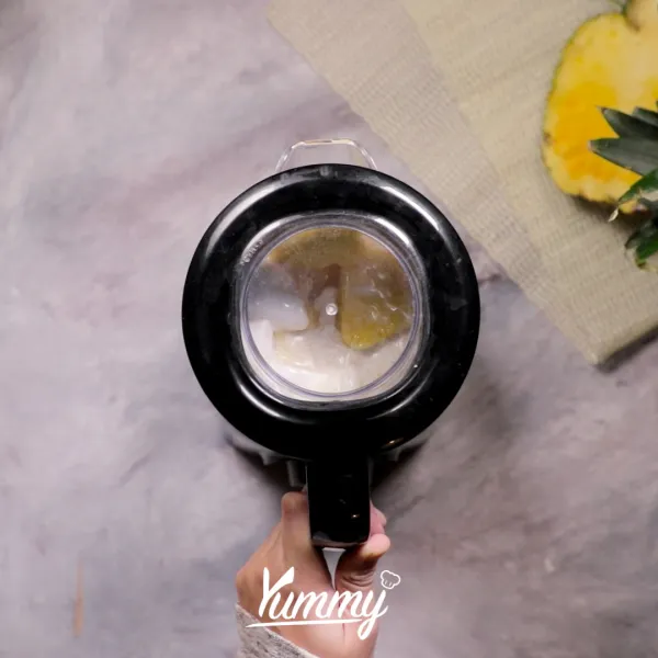 Proses blender hingga semua bahan tercampur rata. Koreksi rasa.