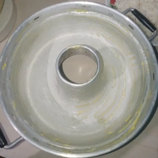 Oleskan pan dengan mentega dan jalur dengan tepung sampai rata.