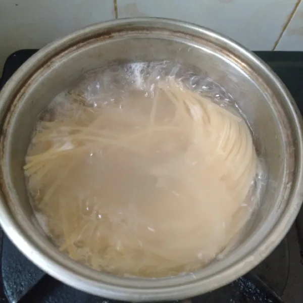 Rebus pasta sampai aldente (matang)
