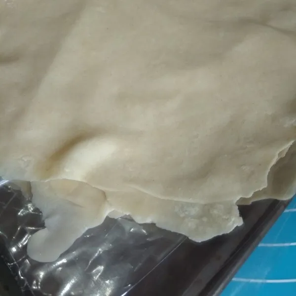 Beri plastik untuk tiap kulit supaya tidak lengket