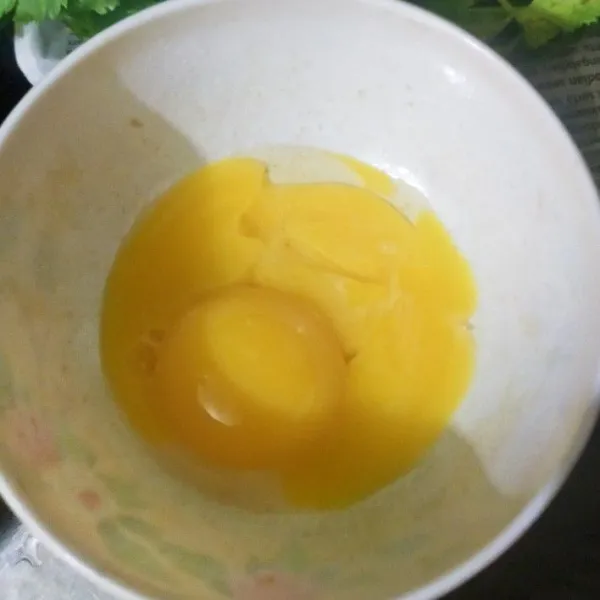 Pisahkan kuning dan putih telur
