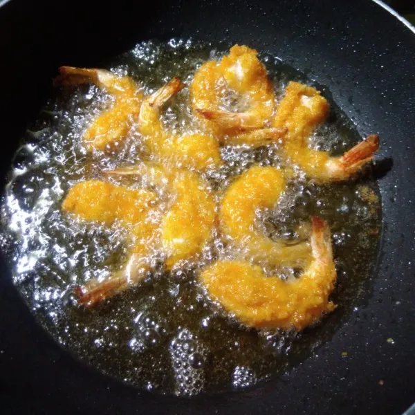 Keluarkan udang dari kulkas, panaskan minyak dengan api sedang, kemudian goreng udang hingga coklat keemasan. Angkat tiriskan