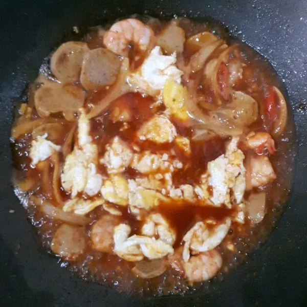 Tuang air. Masukan pasta/saus gochujang, kecap manis, garam, gula pasir, merica bubuk dan kaldu bubuk jamur. Aduk merata, biarkan mendidih