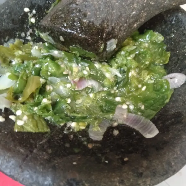 Rebus bahan sambal sebentar. Tiriskan lalu ulek kasar