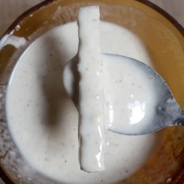 Masukkan potongan tempe, balut hingga rata