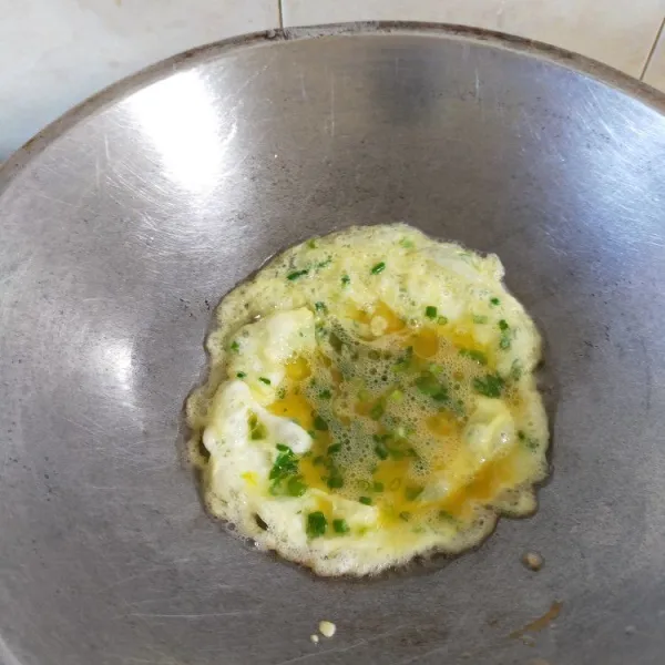 Goreng telur dadar dengan sedikit minyak hingga matang. Angkat dan sisihkan