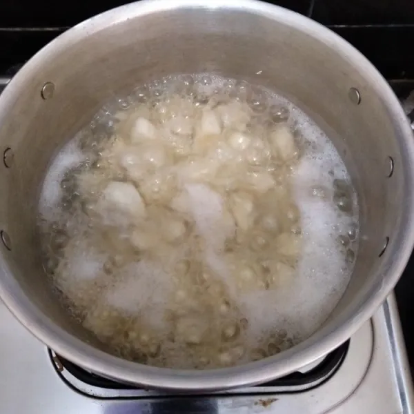 Rebus hingga mendidih, kemudian masukkan 4 sdm gula pasir. Masak hingga air menyusut dan singkongnya lunak. Lalu sisihkan.