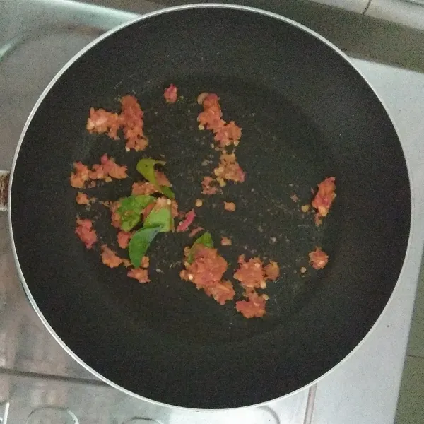 Tumis bumbu halus harum, lalu tambahkan sereh, daun bawang dan daun jeruk, aduk rata