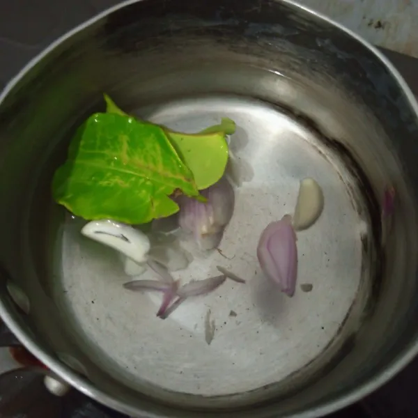 panaskan air, masukkan bawang merah putih dan daun jeruk