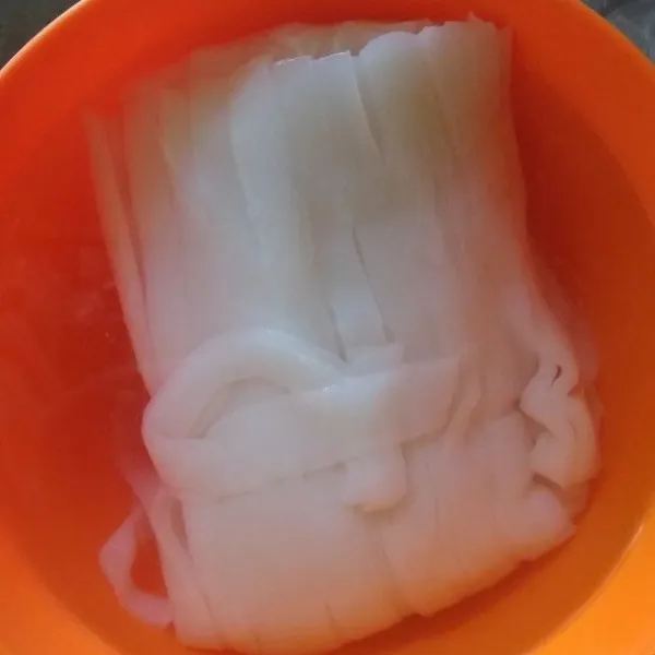 Rendam kwetiaw dengan air panas