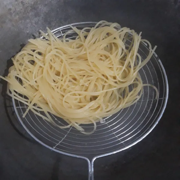 Rebus Spaghetti dengan air mendidih dan diberi sedikit minyak sayur agar tidak lengket