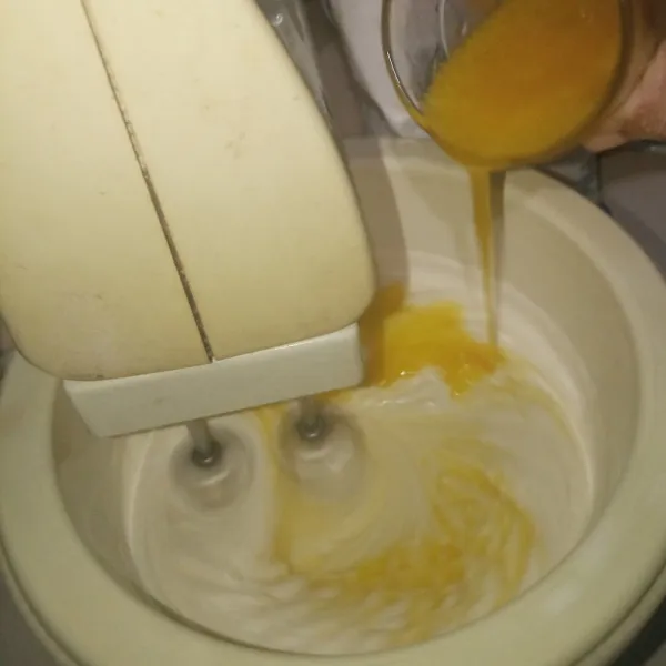 Masukkan mentega cair sampai adonan tercampur.