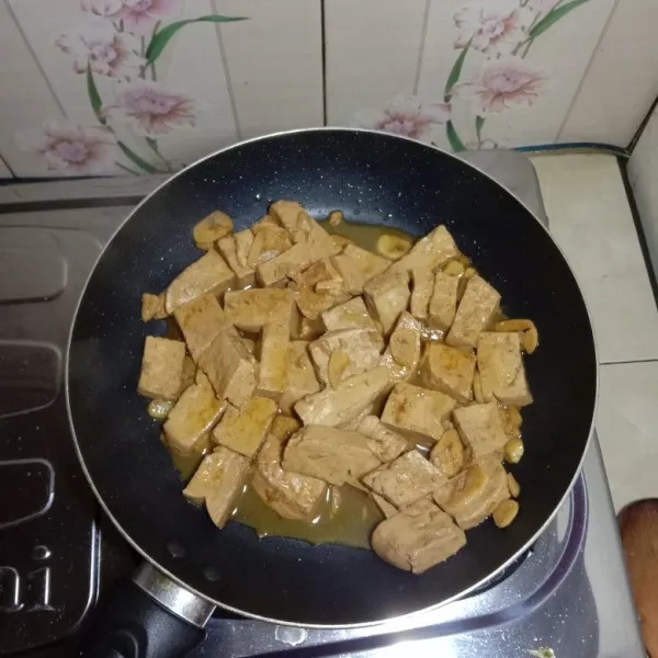 Setelah kuah menyusut lalu matikan api, koreksi rasa