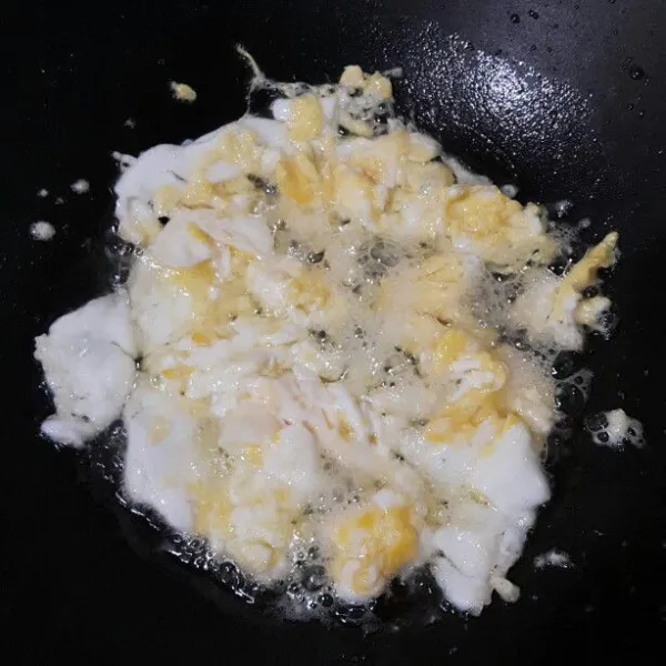 Orak arik telur, angkat, sisihkan