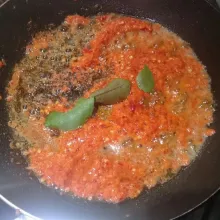 Buat sambal balado, tumis bumbu halus sambal dan daun jeruk sampai layu