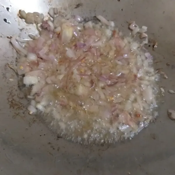 Dengan sisa minyak, tumis bawang merah sampai harum dan layu