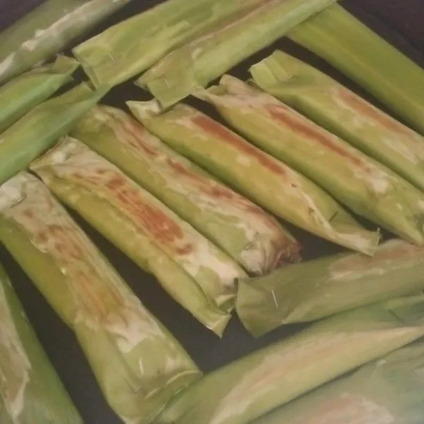 Lakukan semua hingga habis,kemudian panggang dipan teflon hingga daun kering dan matang.