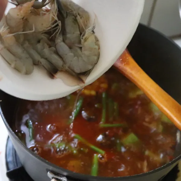 Masukkan udang dan kacang panjang