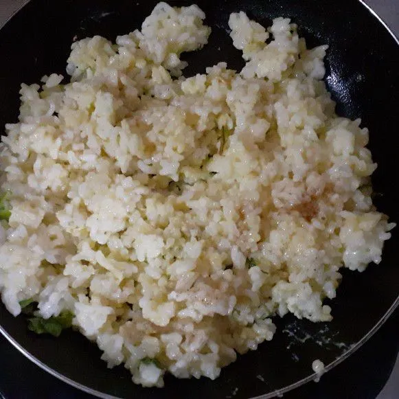 Masukkan nasi dan aduk hingga matang.