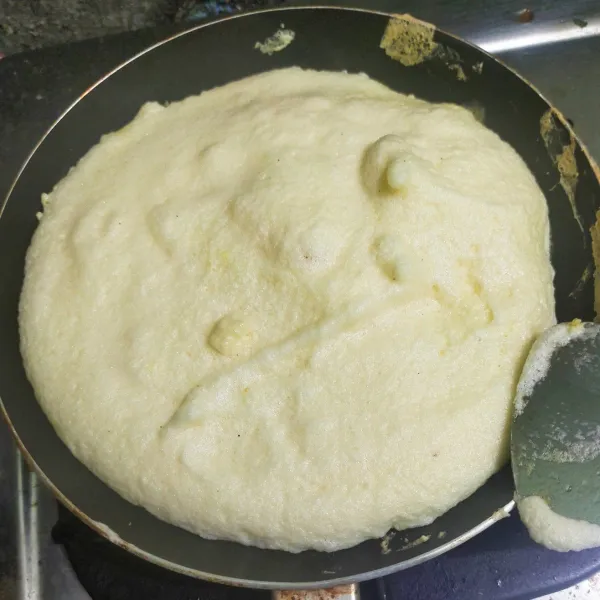 Panaskan margarin, lalu masukkan telur yang sudah di kocok